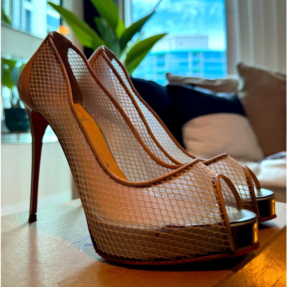 Christian Louboutin Very Rete Gold
Tan Mesh Peep Toe Pump  size 38